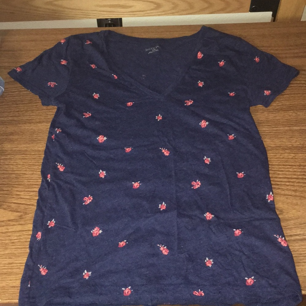 Simple floral v-neck t-shirt